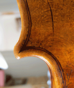 alt=Stradivari-corner-worn